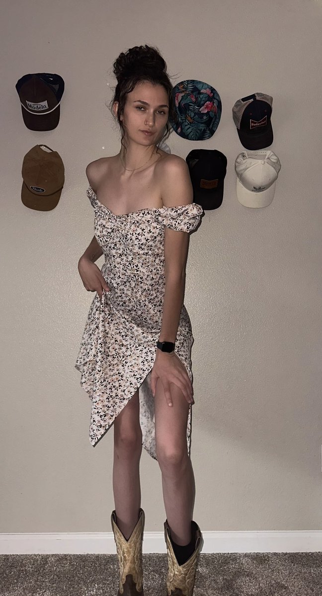 e_officialll's tweet photo. anyone who reposts this and subscribes to my only fans will get a free video of me doing some very naughty things 🥵😘😘😘 #promo #tall #sexy #Longlegs https://t.co/yZh9JLX7bx