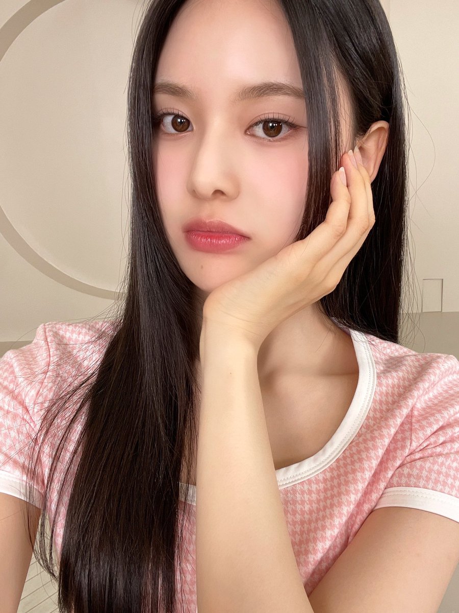 (2/2) ♡ 
izna members first selca

#izna #이즈나 <a href="/izna_offcl/">izna</a>