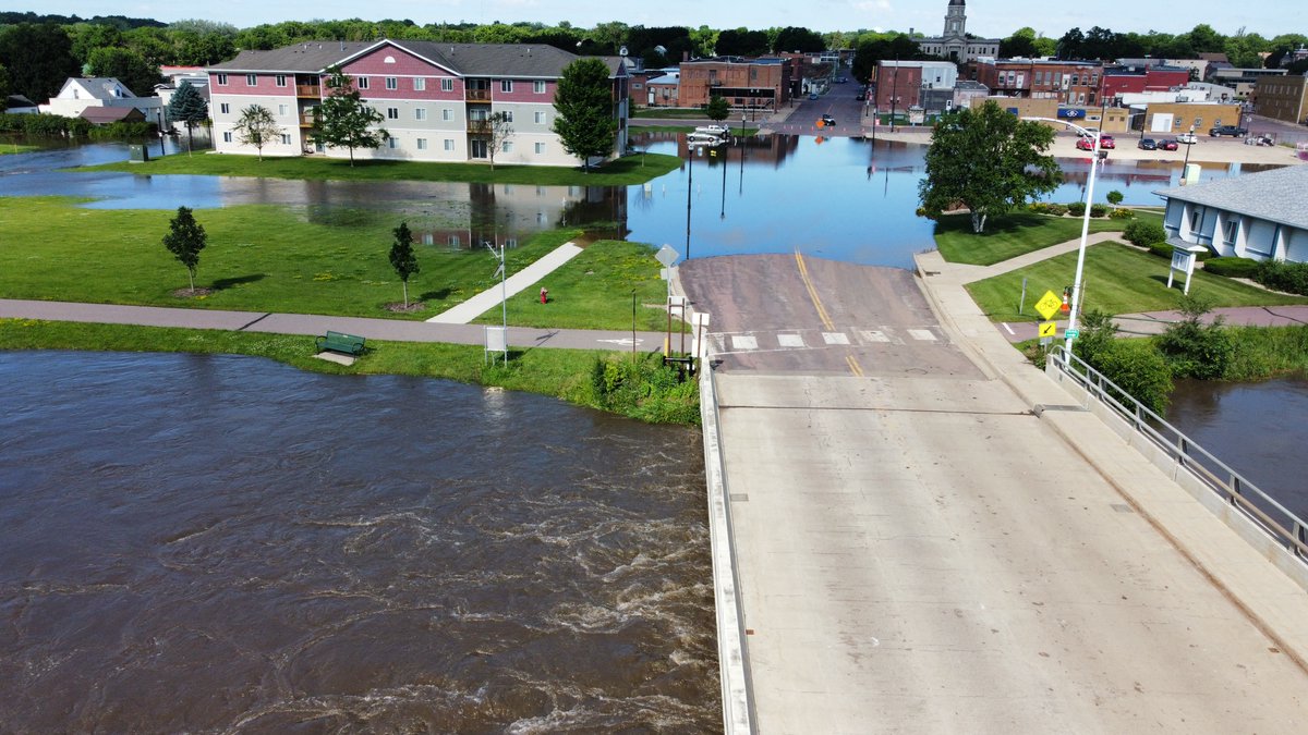 MnDPS_DPS's tweet photo. A MN team went to Greenfield, Iowa, to help manage the fallout of deadly tornados. Weeks later, they were in Jackson, Minn., with local officials as they organized the chaos following widespread flooding. Learn more in our #DPSBlog
https://t.co/Qoe95yyXA3 https://t.co/G0si1QlTSc