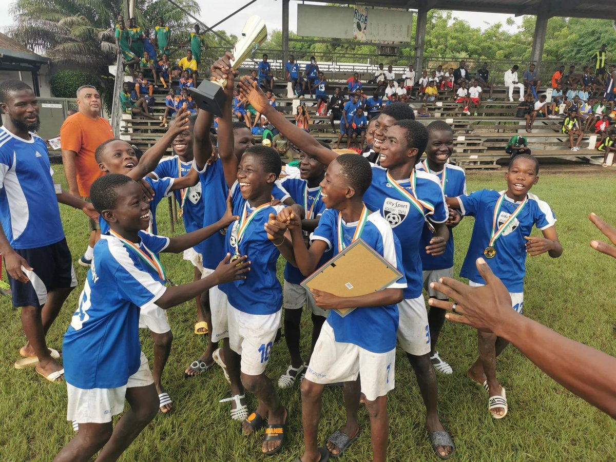 DLIAI_Officiel's tweet photo. Plusieurs équipes abidjanaises et les équipes du 43eBIMA ont participé à un tournoi de ⚽️ sur le camp militaire de Port Bouët.

Organisé par le club sportif et artistique des EFCI, ce tournoi a permis aux participants de partager un beau moment de cohésion !

#OnEstEnsemble🇨🇮🇨🇵 https://t.co/rqFIXa00zo