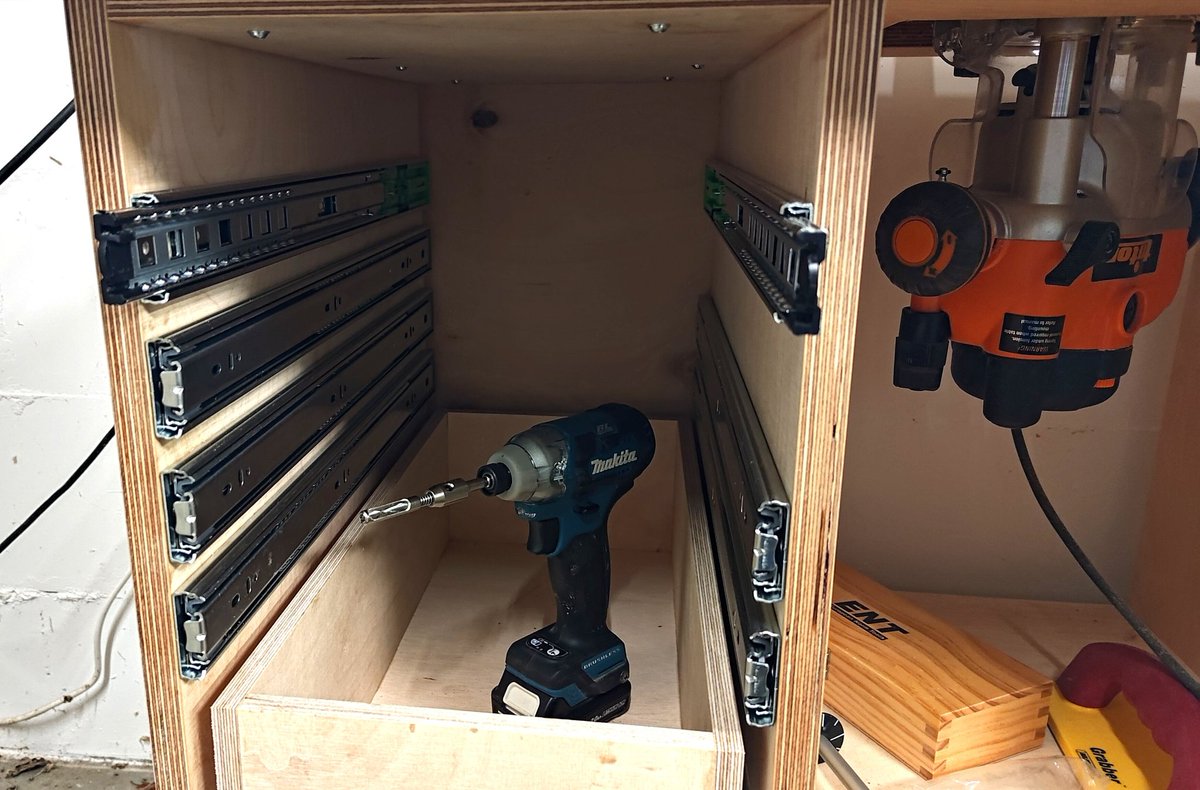 JanPieter's tweet image. Poeh, een volgende keer ladegeleiders monteren vóórdat ik een kastje in elkaar schroef 🫤 #gepruts Maar het peperdure Festool centreerboortje is een verademing 🤗 na al die China-meuk centreerboortjes.