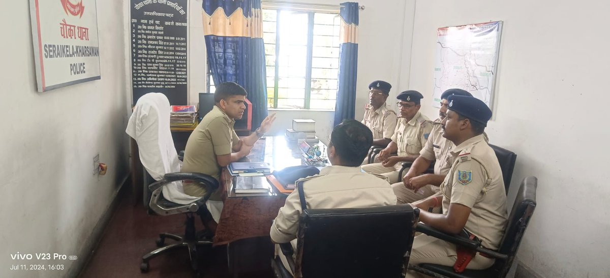 आज पुलिस अधीक्षक,सराईकेला-खरसावाँ द्वारा चौका ,ईचागढ़,तिरुलडीह,नीमडीह तथा चाण्डिल थाना का औचक निरीक्षण किया गया तथा उपस्थित पदाधिकारीं एवं पुलिसकर्मियों को थाना क्षेत्र की भौगोलिक जानकारी प्राप्त करते हुए अपराध नियंत्रण,गुणवत्तातपूर्ण अनुसंधान, विधि-व्यवस्था संधारण,नक्सली...(1/2)