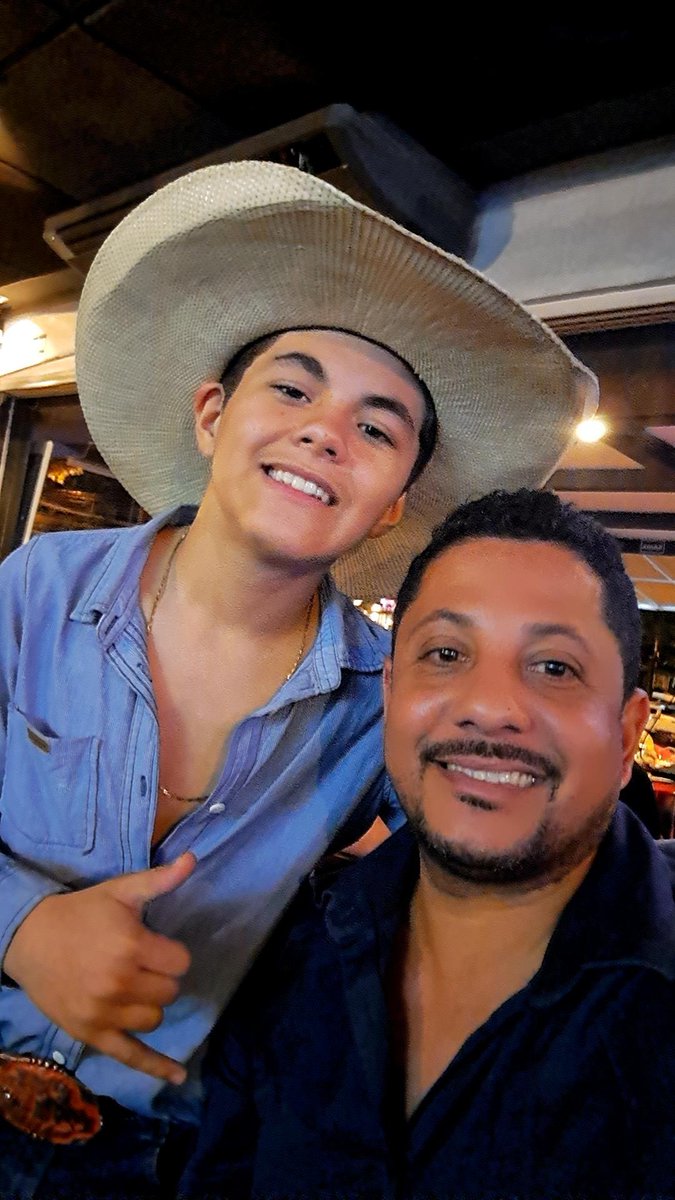 cantormarcus's tweet photo. #tbt com o fenômeno 
@cantor_riquinho 
#goiania https://t.co/RShroXvDz5