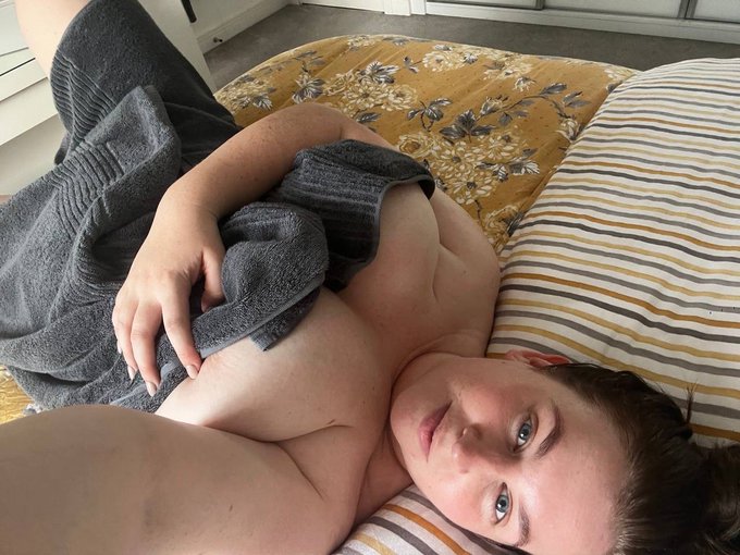 Repost if you want me to open the towel 🤩 https://t.co/YdU7mYLZ9d