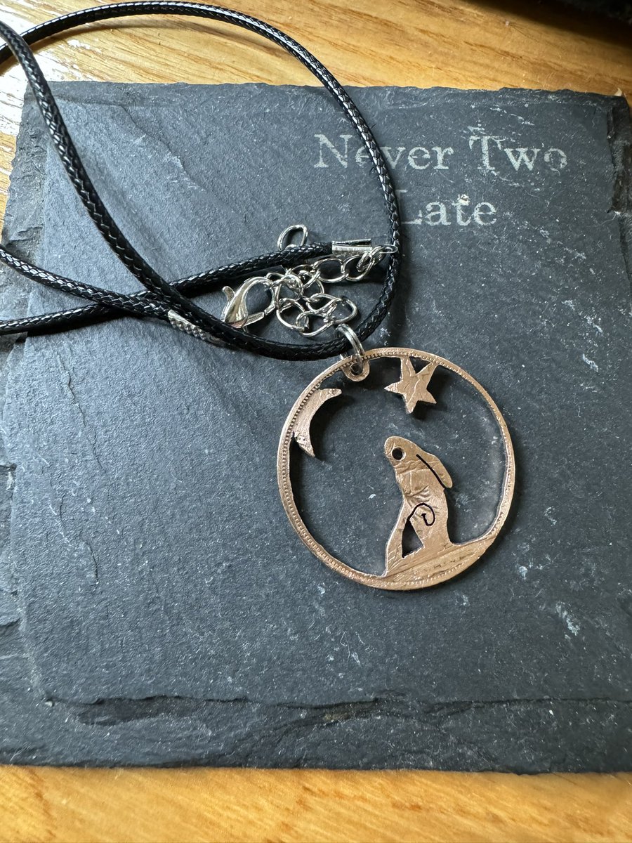 NeverTwoLate1's tweet photo. Steve’s been busy on the back deck crafting another great necklace. 
#coinjewellery 
#coinjewelry 
#handmade
#handmadejewelry 
#narrowboatliving https://t.co/leJcy1aUSE