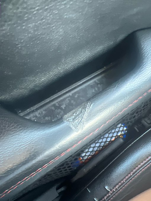 Anyone else&rsquo;s car literally melting in this heat? https://t.co/hxoV0fZMzQ