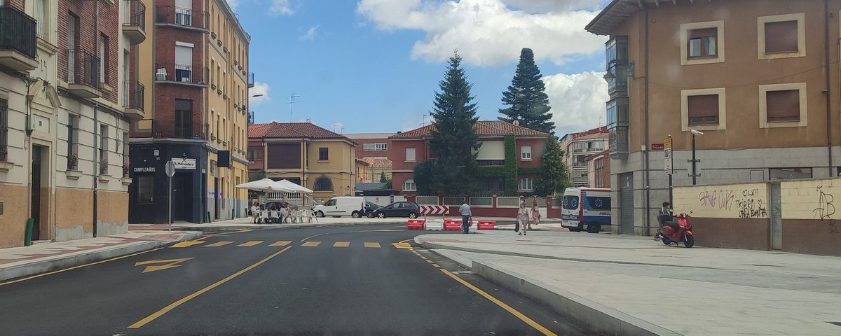 PodemosLeon's tweet photo. Está claro que @LeonAyto sabe bien cuáles son las necesidades de #Leonesp, y se preocupa de satisfacerlas.
Por eso permite saltarse normas, y después de bastante tiempo y dinero invertido, las obras dan su fruto.
Para @LeonAyto y para @JADIEZLEON #LeonSoloEsHosteleria 😢 https://t.co/CcSKLqweZZ