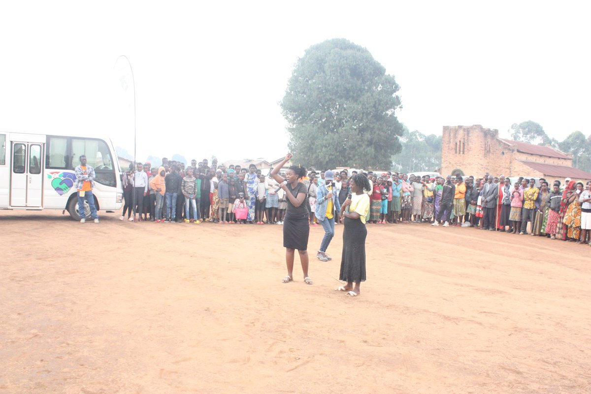 Cette séance qui a duré 3h30’ a connu une participation d’environ 400 habitants(parents, enfants, jeunes et adultes) de la zone Makamba qui ont suivi une pièce théâtrale interactive basée sur les thèmes SSR et des messages de sensibilisation et de plaidoyer