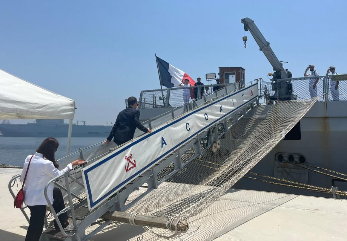 ConsulatFrAlex's tweet photo. Visite ce jour en compagnie de l'Ambassadeur de France de la frégate légère furtive ACONIT, arrivée à l'aube en escale de routine à Alexandrie.
Une belle occasion de rencontrer les amiraux commandant la flotte du Nord et la base navale d'Alexandrie. https://t.co/RXdvfvJJtt