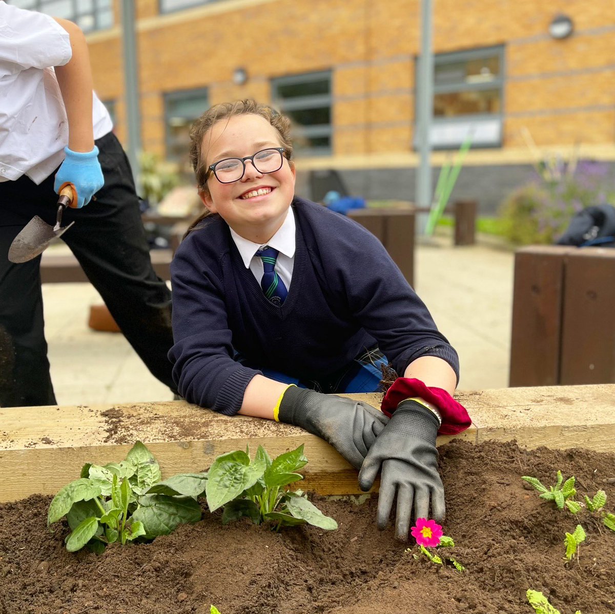 AcademyLowry's tweet photo. A big shoutout to Andy and @RHSBridgewater for their incredibly kind donation of gardening equipment and beautiful flowers! 🧑‍🌾🌻🌿

#RHSGrassRoots #RHSCommunityGardening https://t.co/ocLxoFc0ga