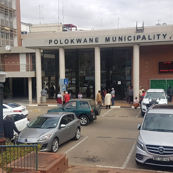 CapricornFMNews's tweet photo. #CarWashers operating in the City of Polokwane along the bus offloading zone on Thabo Mbeki Street near the Polokwane local municipality are accusing the municipality of removing them from their working spot without a valid reason. NM https://t.co/G0kNb72dbV