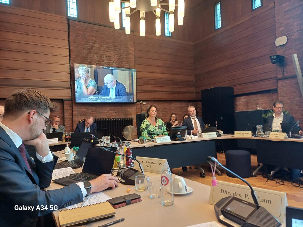 Albert deuzeman keert zich tegen onverantwoorde bezuinigingen omdat het Rijk de gemeente hiertoe dwingt. 'Kijk naar Preston in Engeland, daar werd alles op alles gezet om voorzieningen in het stadje overeind te houden'.  <a href="/GroenlinksV/">GroenLinks Voorschoten</a> @albertdeuzeman