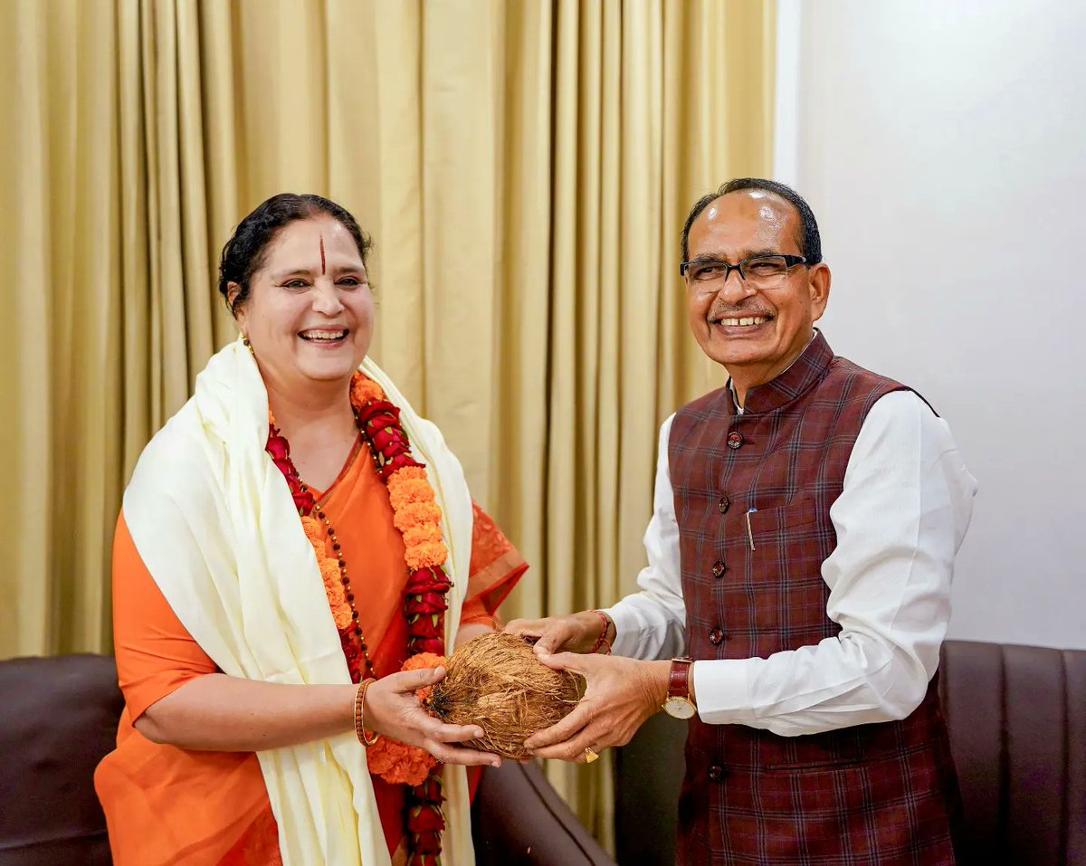 gurumaa's tweet photo. परम पूज्या आनंदमूर्ति गुरुमाँ से सुमधुर भेंट के दौरान आशीर्वाद प्राप्त करते हुए कृषि और किसान कल्याण मंत्री और ग्रामीण विकास मंत्री माननीय श्री शिवराज सिंह चौहान और उनकी धर्मपत्नी श्री मती साधना सिंह।
#RishiChaitanyaAshram #AnandmurtiGurumaa #MinistryOfRuralDevelopment #MinistryOfAgriculture #Gurumaa