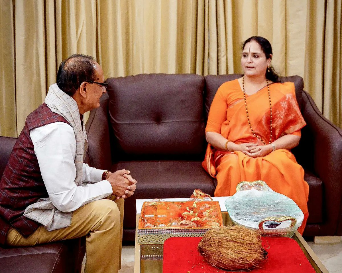 gurumaa's tweet photo. परम पूज्या आनंदमूर्ति गुरुमाँ से सुमधुर भेंट के दौरान आशीर्वाद प्राप्त करते हुए कृषि और किसान कल्याण मंत्री और ग्रामीण विकास मंत्री माननीय श्री शिवराज सिंह चौहान और उनकी धर्मपत्नी श्री मती साधना सिंह।
#RishiChaitanyaAshram #AnandmurtiGurumaa #MinistryOfRuralDevelopment #MinistryOfAgriculture #Gurumaa