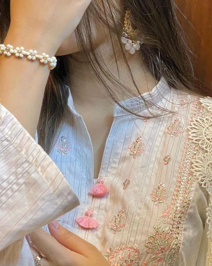 bia_itx's tweet image. کاش سڑکوں کی طرح زندگی کے راستوں پر 
لکھا ہوتا کے آ گے خطرناک موڑ ہے.🍂🍂
.
.
Good night 🌉✨