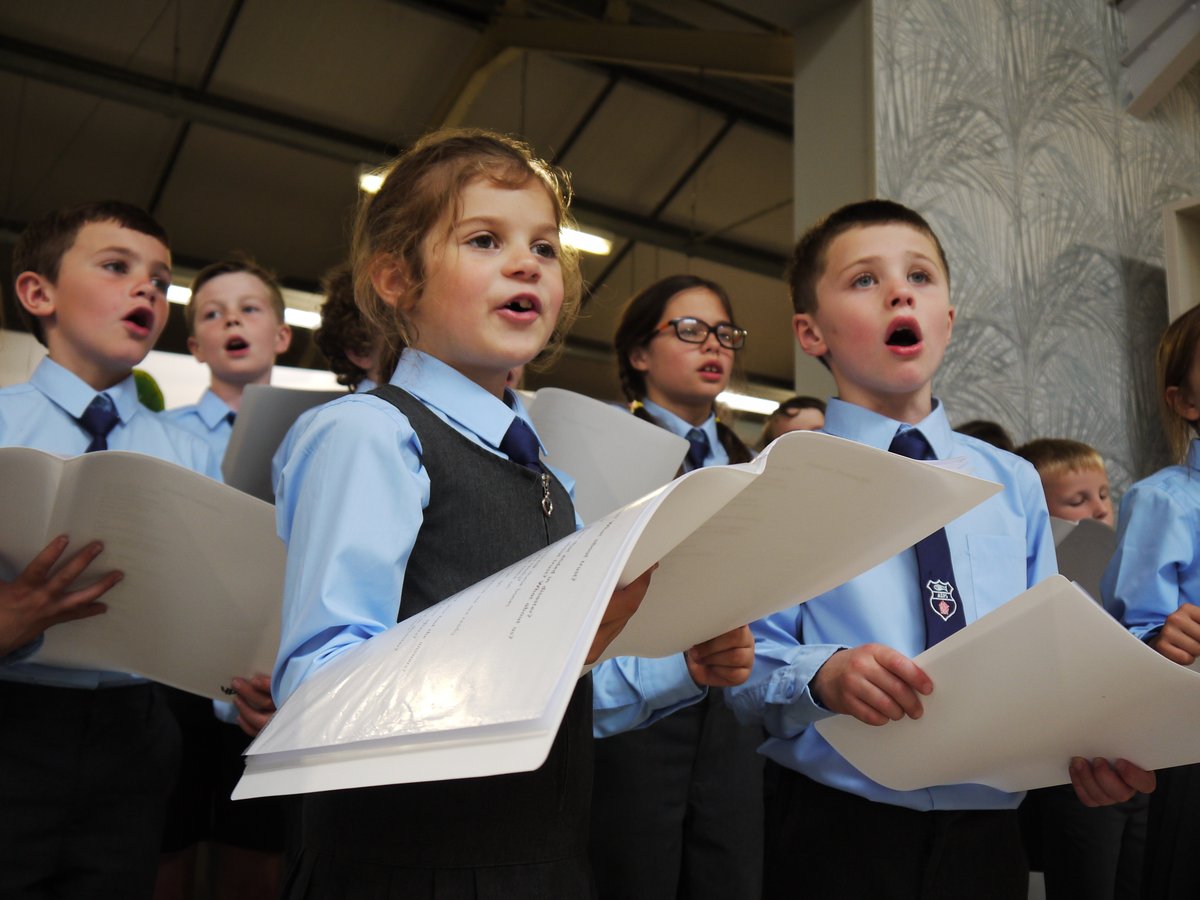 AppleySaintsCE's tweet photo. Our choir loved performing at @GoldenDaysGC this week. The children sang beautifully and were delighted to have some refreshments afterwards! Thankyou for having us. #abasmus @ShevCommunity @WigToday @FriendsPrimary @WN6_Mums https://t.co/3VUj6wwmjr