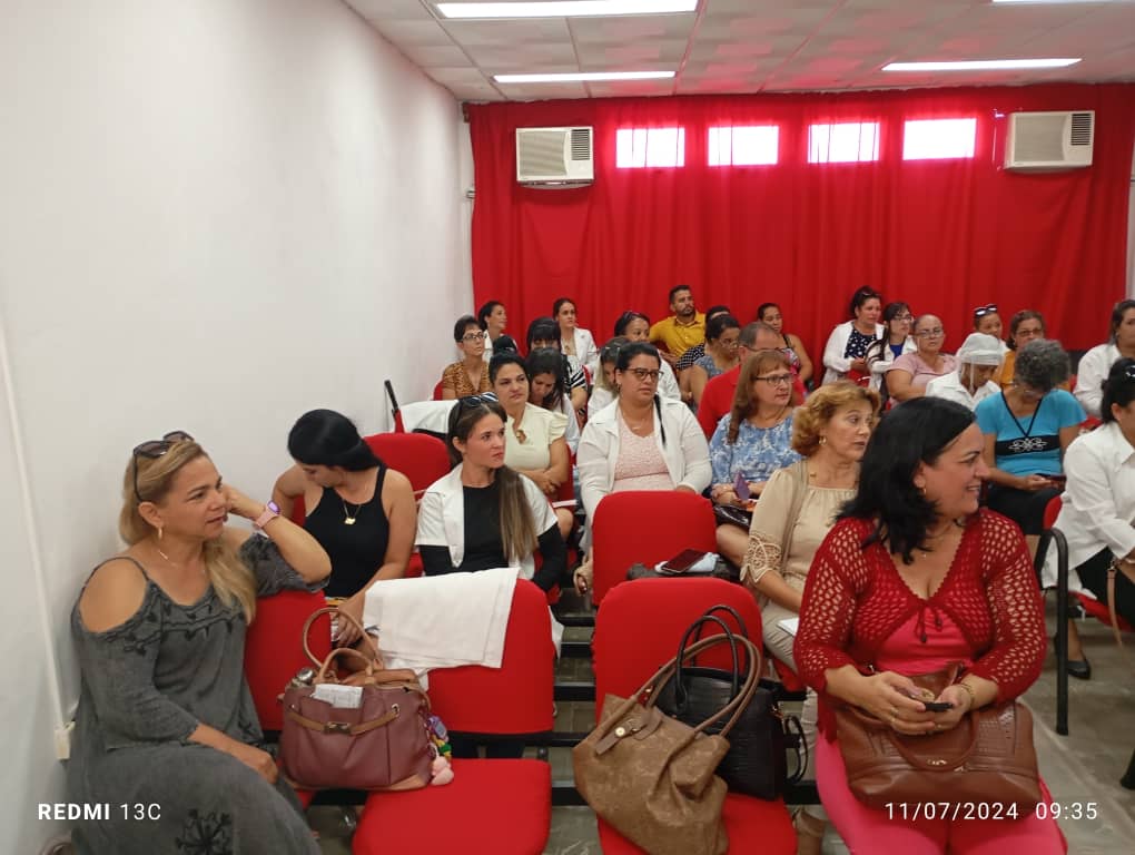 ProsaludPinar's tweet photo. Se desarrolla en el policlinico docente #TurciosLima, Curso/Taller para la implementación de las Guías Alimentarias de las embarazadas y madres que dan de lactar auspiciado por la UNICEF y el INHEM #CubaPorLaVida #PinarXNuevasVictorias #PrevenirEsLaClave #alimentacionsaludable https://t.co/aEKJcxHWFr