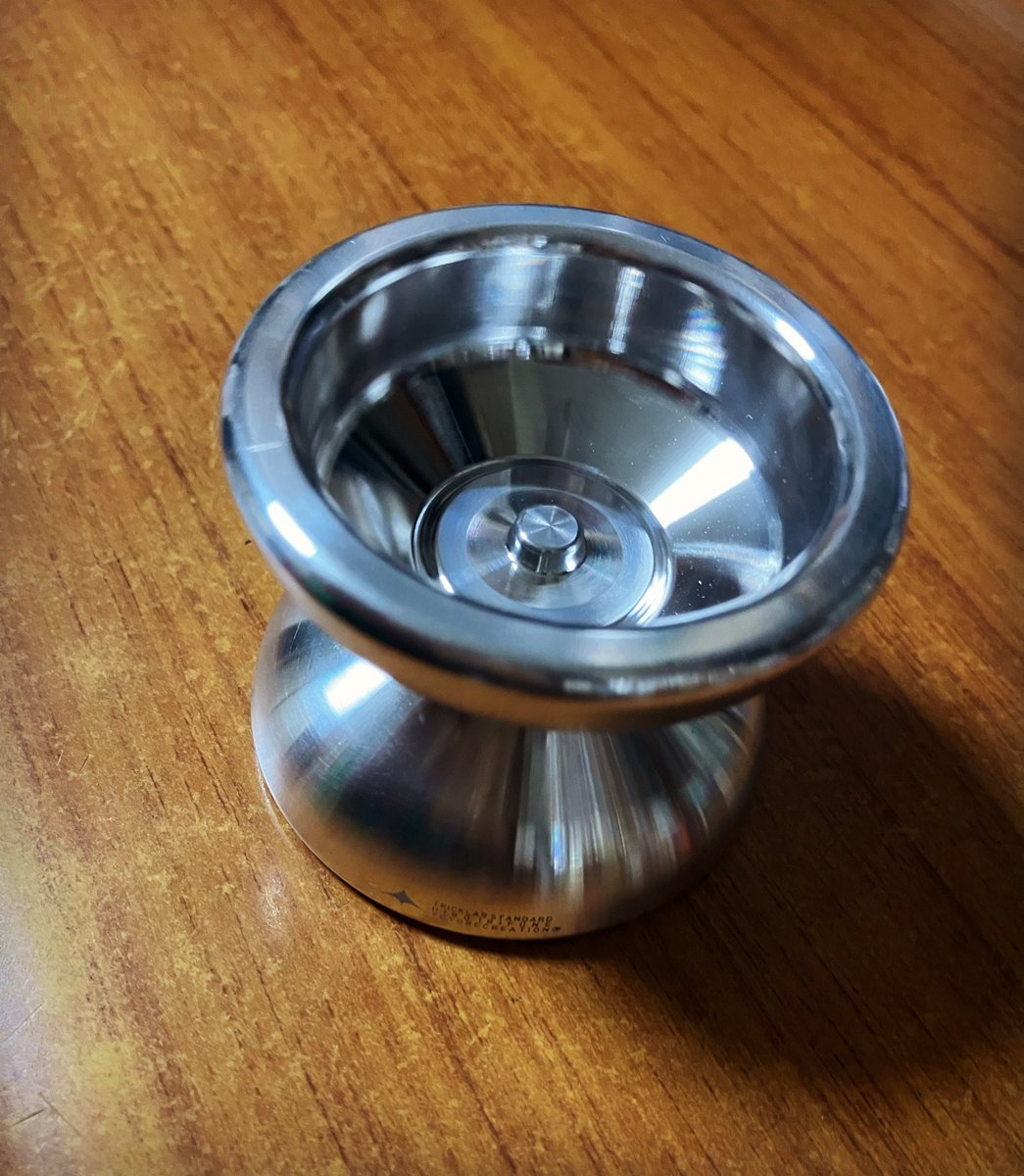 tomohiro_hatano's tweet image. トリックラボスタンダードKAKKEEEEEE!!
初めてのRAW!!
テンション上がるなぁ!!
ロゴ渋すぎる〜良い〜

#yoyo #ヨーヨー
#yoyorecreation