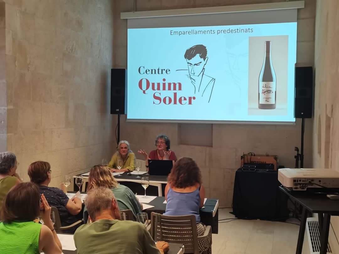 centrequimsoler's tweet photo. Ahir, al @vinseum Núria Estapé i Claustre Grau, sòcies del CQS, artista i enòloga respectivament, van impartir una sessió dins del cursos dels #juliolsUB, sobre el Centre Quim Soler. Qui som i què fem! https://t.co/VHNpKKmbE2