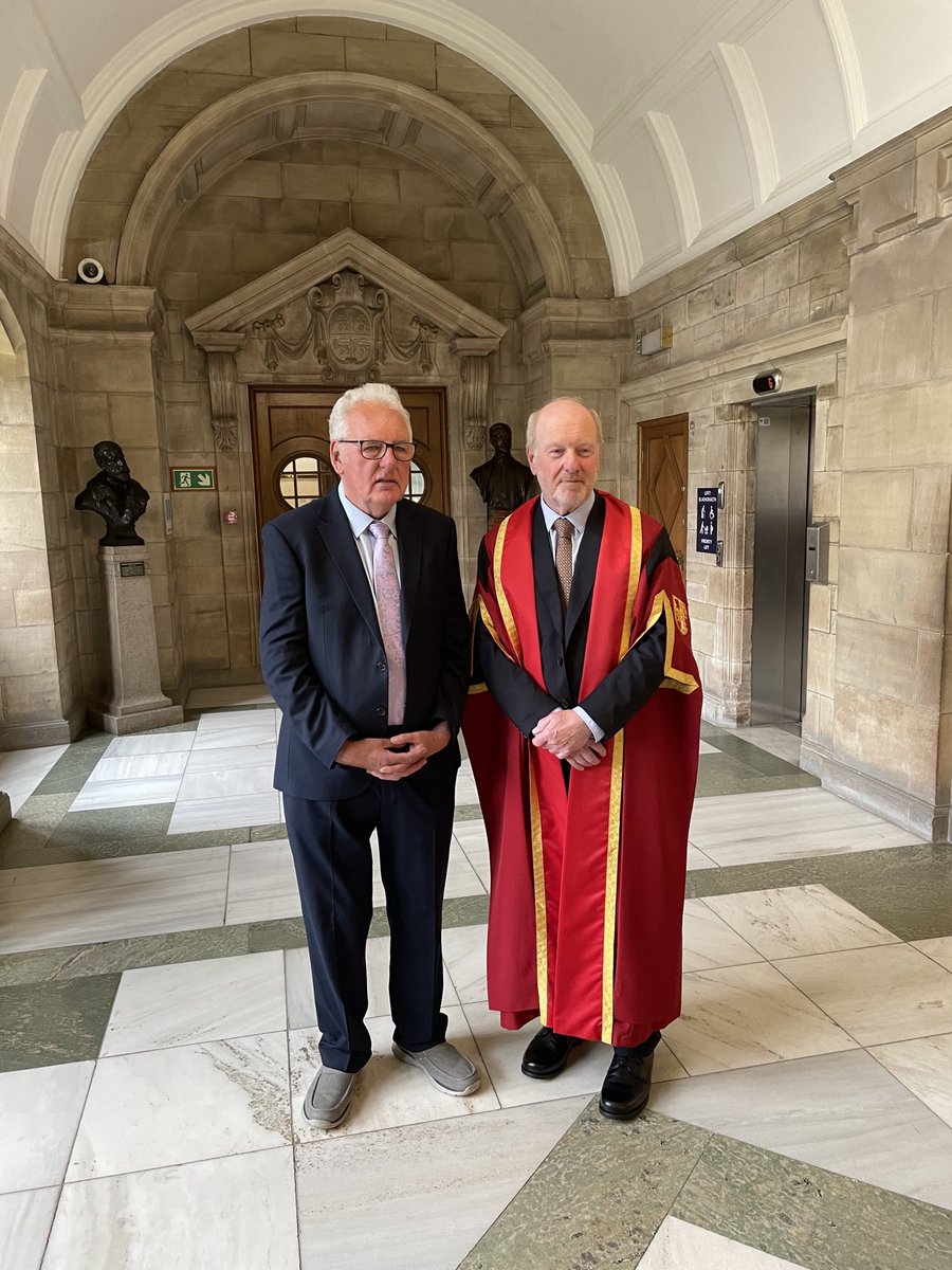 Waw anrhydedd I weld dad Dr Noel Thomas yn cael I honouree degree dydd mawrth a Dr Sir Alan Bates heddiw, ydmygedd mawr ir ddau 👨🏻‍🎓⭐️💚🏴󠁧󠁢󠁷󠁬󠁳󠁿👏🏻 #postofficescandle