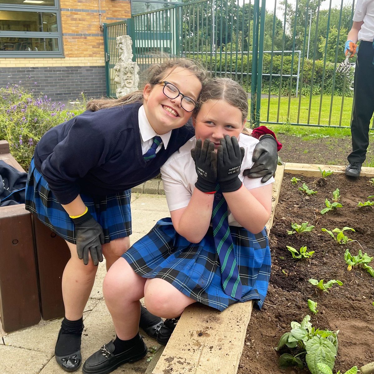 AcademyLowry's tweet photo. Our Year 7 Gardening Club had a fantastic time planting them yesterday, with Emma from #CommunityLittleHulton.
Thank you for supporting our students in discovering the joys of gardening! π
#TheLowryAcademy https://t.co/bYrTBLkoiM