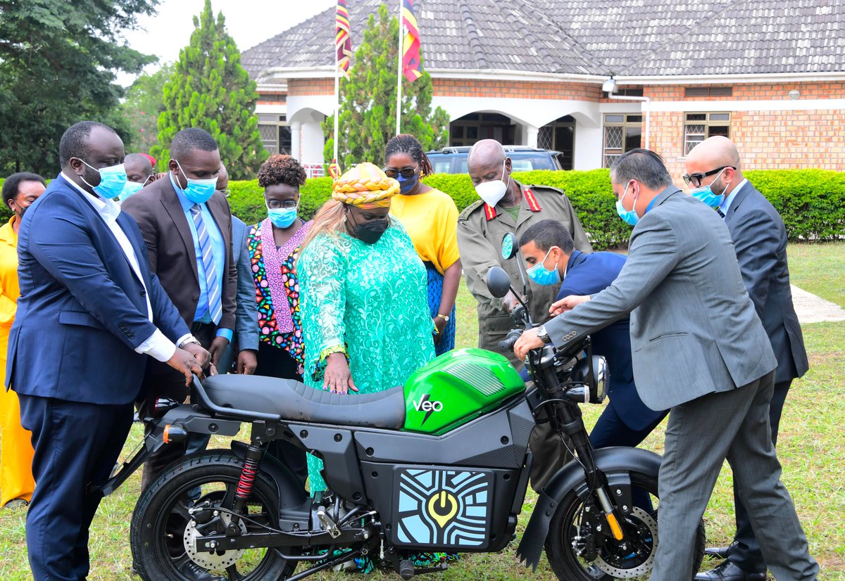 GovUganda's tweet photo. 𝐏𝐑𝐄𝐒𝐈𝐃𝐄𝐍𝐓 𝐌𝐔𝐒𝐄𝐕𝐄𝐍𝐈 𝐂𝐎𝐌𝐌𝐈𝐒𝐒𝐈𝐎𝐍𝐒 𝐒𝐏𝐈𝐑𝐎 𝐄𝐋𝐄𝐂𝐓𝐑𝐈𝐂 𝐌𝐎𝐓𝐎𝐑𝐁𝐈𝐊𝐄𝐒 𝐈𝐍 𝐔𝐆𝐀𝐍𝐃𝐀 
President @KagutaMuseveni has today commissioned Spiro electric motorcycles during an event held at the National Leadership Institute (NALI), Kyankwanzi https://t.co/j6IqtxWbTY