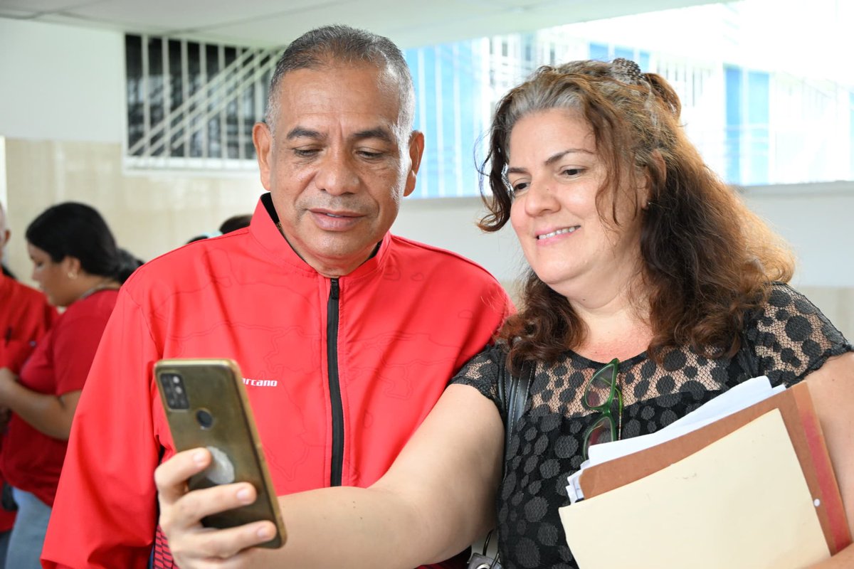 amarcanopsuv's tweet photo. Misión Sonrisa  en BOLÍVAR: 
Llevamos 2400 pacientes, 
más de 4750 prótesis colocadas y seguimos regalándoles alegrías a nuestro pueblo para que siga sonriendo . Gracias @NicolasMaduro por tanto apoyo . https://t.co/is8RL6qQUg
