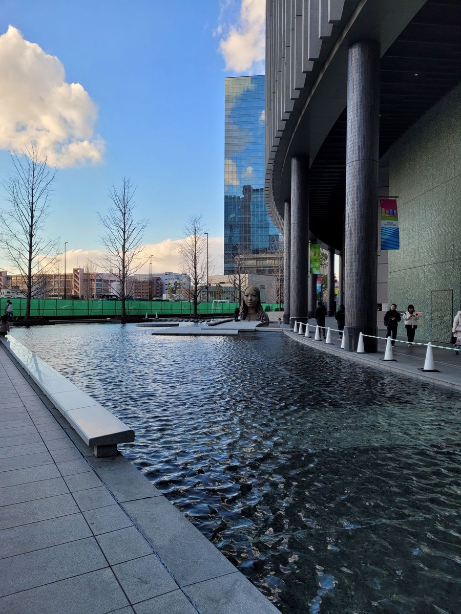 Your reflection?
My contemplation?
And a visitor from above?

#photography #Japan #Osaka