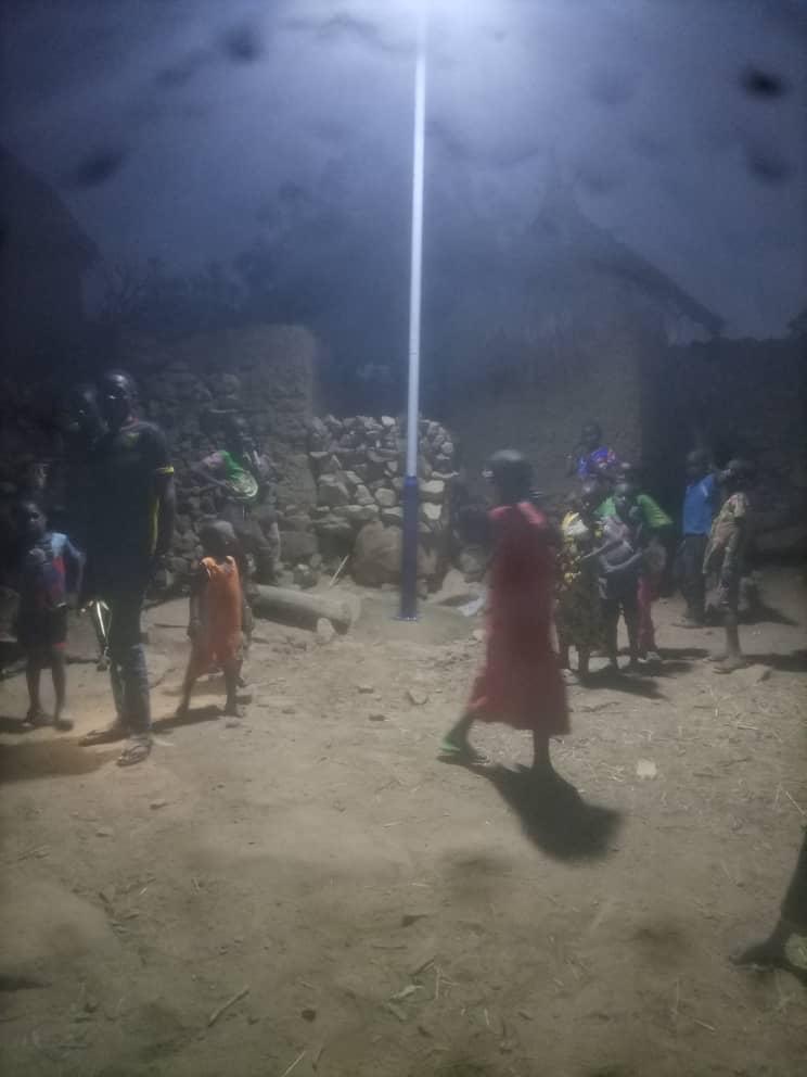PCRSSMali's tweet image. Avec @PCRSSMali, le @MinistredelaRc4 installe 95 lampadaires solaires pour l’éclairage public des villages de #Djenné et #Bandiagara conformément aux besoins exprimés par les communautés pour améliorer la sécurité tout en contribuant au développement social et économique.
