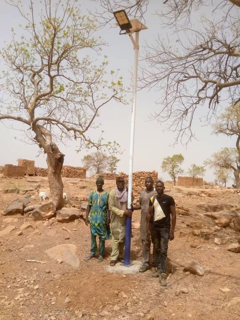 PCRSSMali's tweet image. Avec @PCRSSMali, le @MinistredelaRc4 installe 95 lampadaires solaires pour l’éclairage public des villages de #Djenné et #Bandiagara conformément aux besoins exprimés par les communautés pour améliorer la sécurité tout en contribuant au développement social et économique.