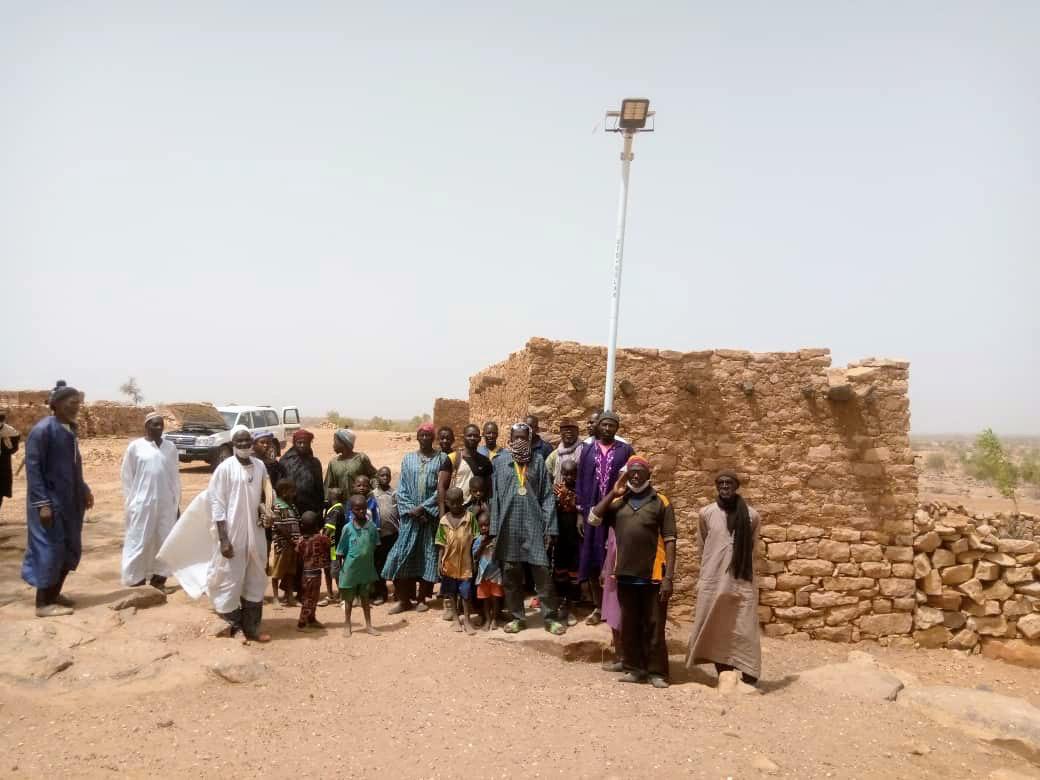 PCRSSMali's tweet image. Avec @PCRSSMali, le @MinistredelaRc4 installe 95 lampadaires solaires pour l’éclairage public des villages de #Djenné et #Bandiagara conformément aux besoins exprimés par les communautés pour améliorer la sécurité tout en contribuant au développement social et économique.