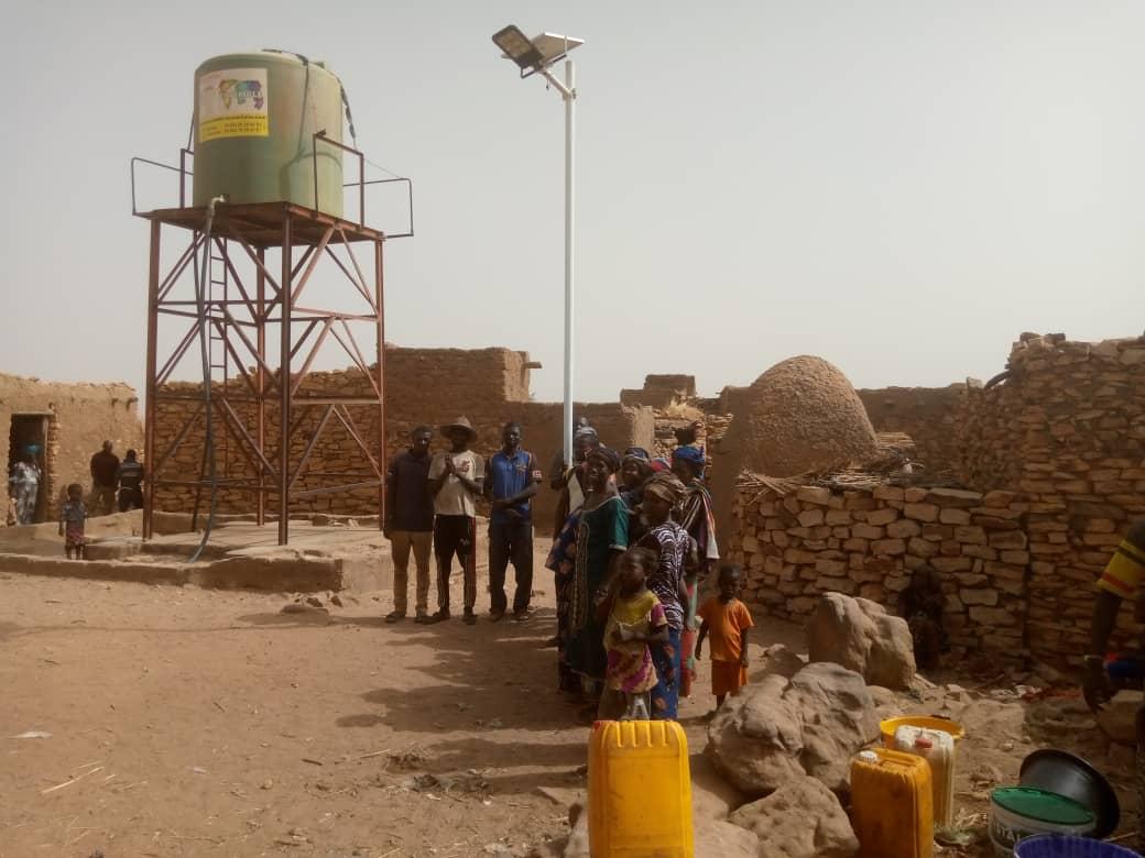 PCRSSMali's tweet image. Avec @PCRSSMali, le @MinistredelaRc4 installe 95 lampadaires solaires pour l’éclairage public des villages de #Djenné et #Bandiagara conformément aux besoins exprimés par les communautés pour améliorer la sécurité tout en contribuant au développement social et économique.