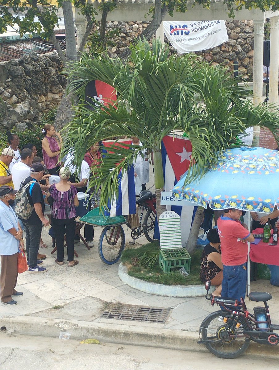 ❤️🇨🇺!Fiesta en el barrio!❤️🇨🇺. La AHS en #ModoVerano ha llegado hasta el Parque "El Jagüey", en el municipio Ciego de Ávila, acompañada de Gastronomía, Acopio y otras instituciones, los niños del barrio presente se divierten.🎉 #UnidosXCuba #LatirAvileño