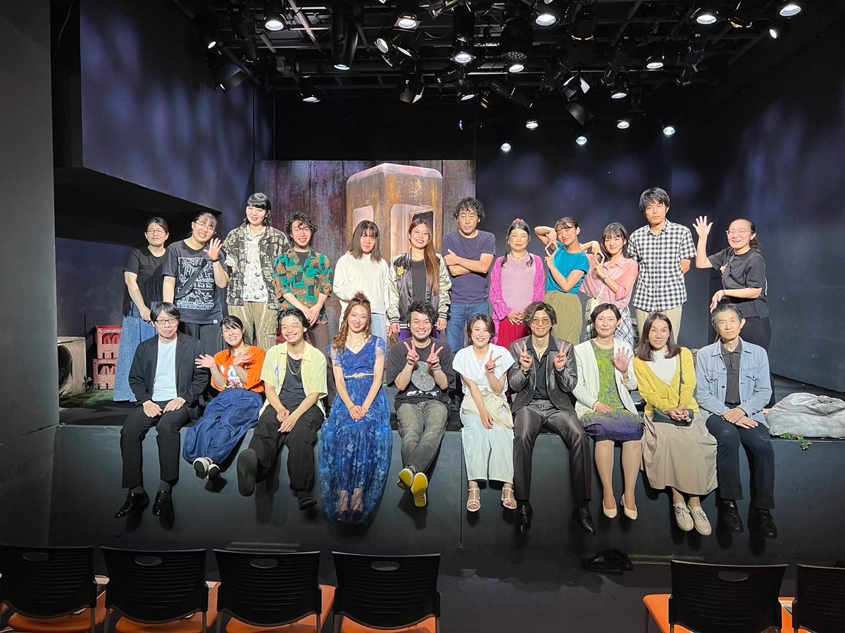 singinmiffy's tweet photo. 『BOX IN THE WORLD』無事に終演いたしました。
沢山の応援のお気持ち、感謝いたします。
常に尊重し合う事のできる素晴らしいカンパニーに恵まれ、美術・音響・照明・制作全ての方々の全力があって、好演する��ができました。
自分史上大切な一本となりました。
ありがとうございました。

#box2024 https://t.co/xS4C59d4fV