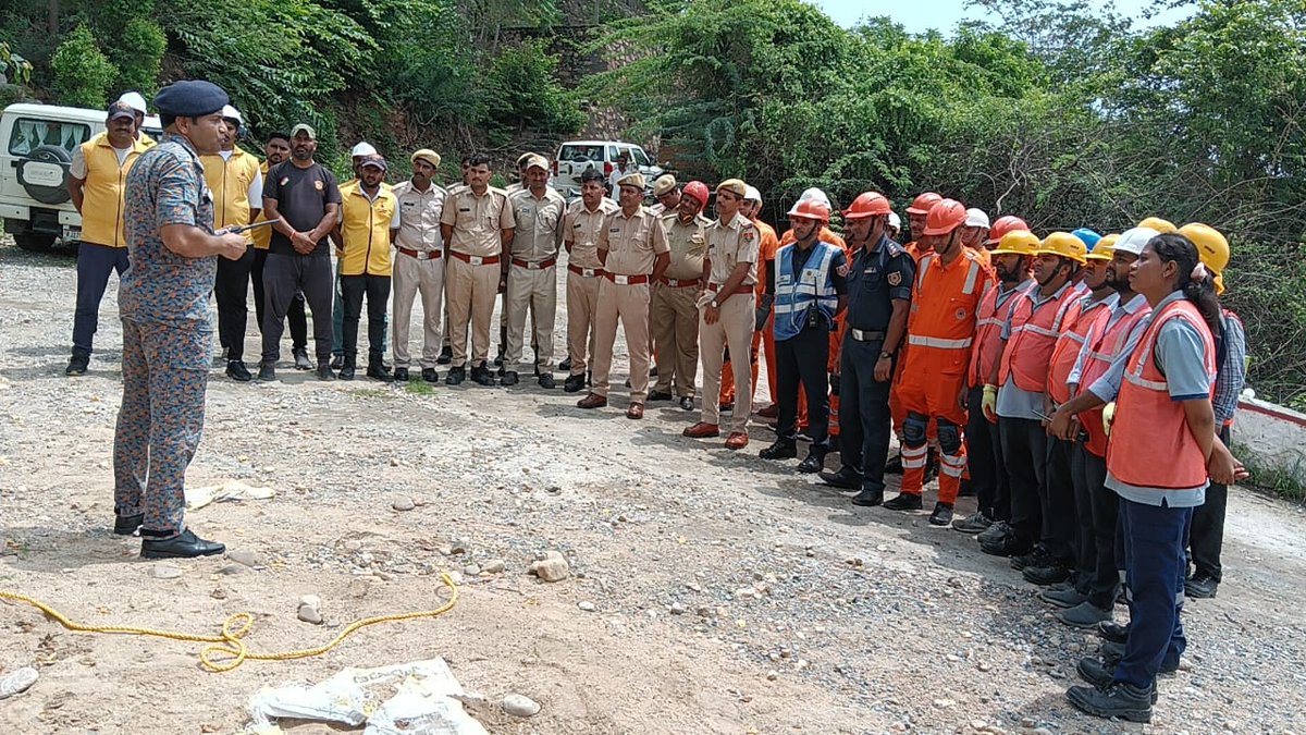 06NDRF's tweet photo. *Proud to Serve and Protect
#JointMockexercise
#CableCarRescue
#11/7/2024
♦️ #Team6NDRF conducted mock exercise jointly with SDRF,Police,Civil Defence, Fire Service &amp; others,on Cable Car Rescue at Nimach Mata Mandir Cable Car Ropeway@Udaipur,Rajashthan to enhance response skills https://t.co/XY55dvmyC6