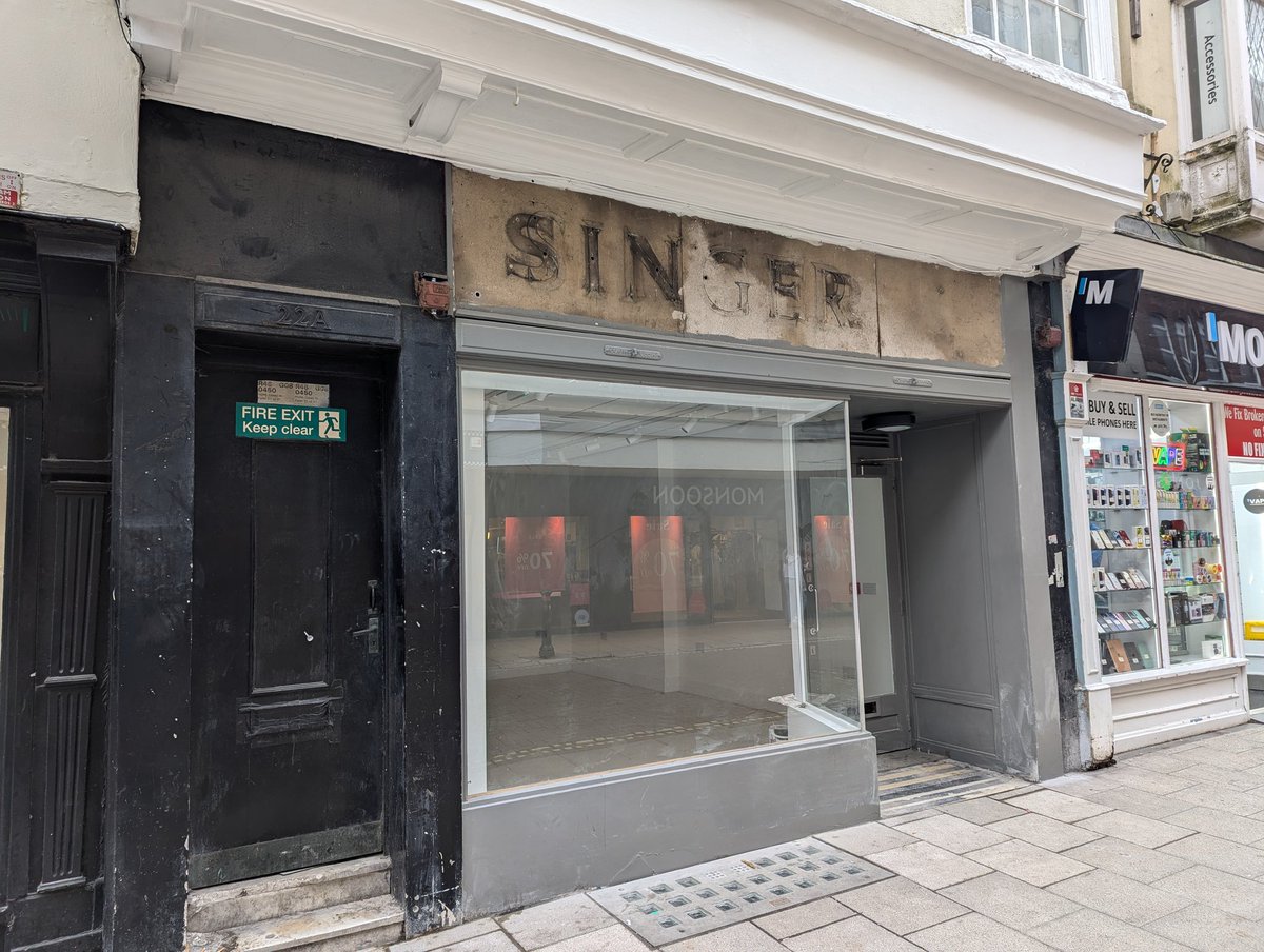Ghost sign in York - anyone remember a Singer sewing machine shop in Coney Street?
#ghostsigns 
#York