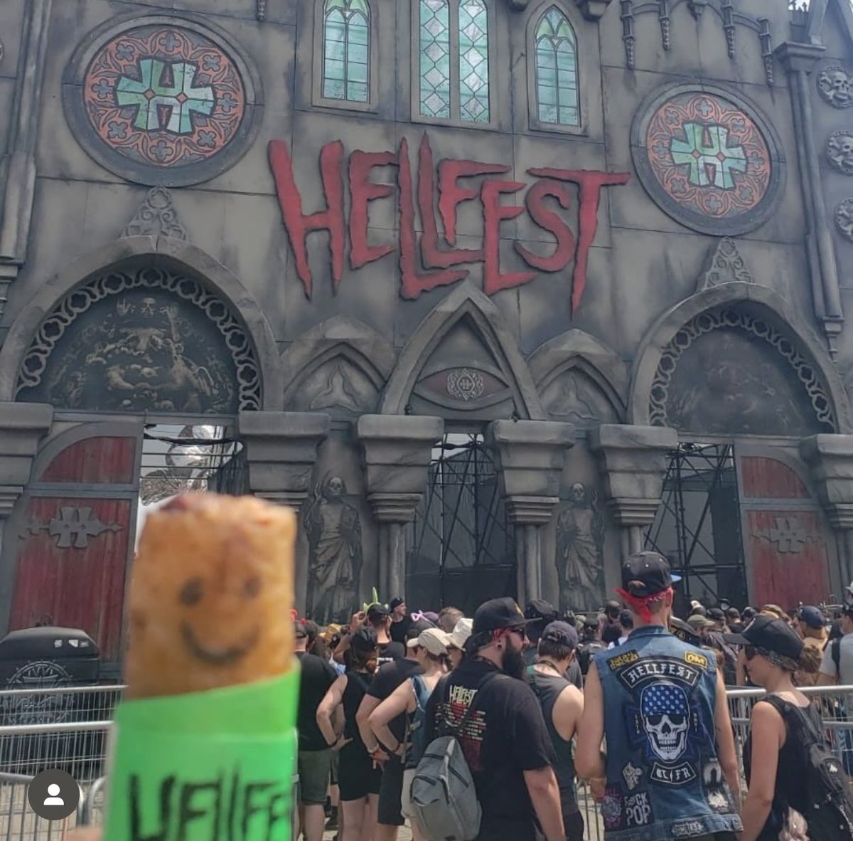 PopolJack's tweet photo. Bonjour à tous ! J’ai une petite histoire à vous raconter …

Comme chaque année, nous avons fait avec ma petite femme et nos potes le @hellfestopenair ! Nous venons de loin et nous avons vécu quelques galères pour arriver jusqu’au Easycamp (le camping que tu payes et où tout est déjà installé quand t’arrives) dans lequel on crèche tous les ans. 

Entre avion annulé et train retardé, nous sommes tous arrivés très tard. Le dernier est arrivé à 3h du mat’ après un covoit’ de Genève à Clisson (vive Easyjet qui annule 2h avant le départ). 

L’année d’avant, nous avions l’habitude de nous restaurer chez Papaya Food, avec notamment les Nem à 1€. C’est le stand de bouffe asiatique du Hellfest en gros. Bon cette année, ils étaient à 2,5€ mais on a tout de même pris 3 nem pour notre retardataire (et une pinte car on est pas des animaux). 

De ces 3 nems, 2 furent consommés directement. Le dernier a simplement été adopté ! C’est ainsi qu’est né Michel (pour la blague Michellfest). 

Nous avons pu balader Michel durant les 4 jours de festoche ! Michel a vécu les pogo de While She Sleeps ou Offsprings, le massacre Metallica, la fureur de la Warzone pendant Suicidal, la pluie et la dinguerie de Mr. Bungle. Michel a aussi pris la grande roue, bu des Gin Tonic avec nous, visité le Macumba, … Il a également eu la chance d’avoir son bracelet Easycamp durant toutes la durée du fest’

Bref, Michel le nem a vécu une vie palpitante et nous avons décidé d’exposer son histoire sur un compte Instagram encore balbutiant, que voici : https://t.co/jfLRobQBjk

Nous allons l’alimenter régulièrement afin de rendre hommage au cinquième invité de notre périple Clissonnais. N’hésitez pas à rejoindre le compte si cela vous amuse ! 

Michel est maintenant un Nem de 14 jours. Nous allons procéder prochainement à une mise sous Epoxy pour tenter de le sauvegarder, loin de la décomposition que lui promet des contacts répétés avec l’air que nous respirons. 

Si l’histoire vous plaît (bon on est des gros couillons hein), n’hésitez pas à RT pour rendre le truc un peu viral ! Ça nous fait marrer qu’un compte Instagram dédié à un Nem puisse avoir de nombreux followers ! (Peut-être que l’année prochaine il aura son pass Média qui sait ? 🥲)