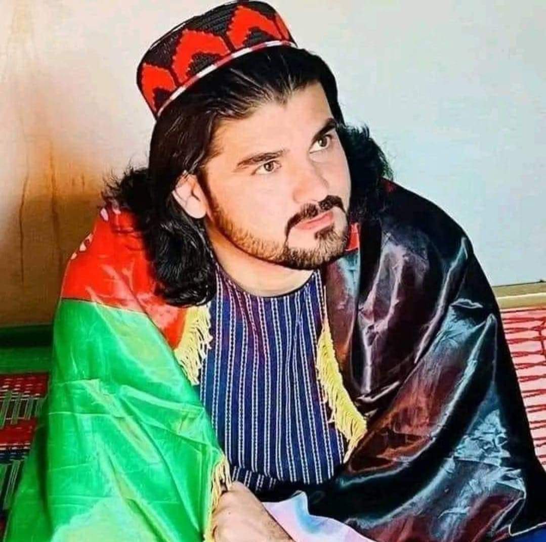 MajeedQarar's tweet photo. ګیله من نه تکرارېدونکې اسطوره وه. ګیله من د خوشال خان او ملنګ جان د ګیله منو ارواوو تکرار و. ګیله من په ملي فکر او احساس کې داسې حل و لکه خوږه چې په شربتو کې حل شي. ګیله من د جامو ګرېوان ، څادر، تسبې، د لاس بند، د لوڼکو کمیسونه او پړوني، د زوی واسکټ، د اختر جامې، د پروفایلونو عکسونه، شعرونه او د خپل ماحول ټول ډیزاینونه او سینګارونه له ملي بیرغه جوړول.  هغه په بیرغ مین و.  په وطن ستي و، د ملي ارزښتونو پتنګ و.  

ګیله من له خپلو ګیله من و، له پردو یې ګیلې نه کولې پر پردو یې حملې کولې.  ګیله من ب��ید لکه یو ارزښتمن کتاب بیا بیا ولوستل شي.  روزمره ولوستل شي. ګیله من د تبلیغاتو نابغه و. د ګیله من اروا د وطن لپاره داسې ناکراره وه چې ځمکې ځای نه ورکاوه. هره لحظه یې باید یو څه کړي، یو څه ویلي، یو څه ستایلي، یو څه غندلي، یو څه لوړلي، یو څه دګلي وای. هغه د قلم، قول او عمل مېړه و. هغه د دې قوم د بیدارۍ لپاره اورژبي تقریرونه وکړل، حماسي شعرونه یې وویل،  سوې ساندې، خوږې سندرې یې وویلې. 

ګیله من هر دردمند افغان ته لږ تر لږه یو سلام ور واچاوه، یو ځل یې احوال پرې واخیست، او یو ځلې یې د مبارزې بلنه ورکړه.

ګیله من د سرښندنې لاره شعوري انتخاب کړې وه. هغه دې لور ته په تصادف یا غلطۍ نه و راغلی. هغه له خطرونو بې خبره نه و. هغه د خپل مرګ وړاندوینه په خندا، بې وېرې او بې باکه کوله.  

ګیله من نه قیدونو ایسار، نه شکنجو مات، نه ګواښونو خاموش، ن�� نامردیو مایوسه، نه د خپلو خلکو بې ساري غفلت پر خپلې مبارزې بې باوره کړ.

ګیله من ځان تلپاتې کړ. هغه چا ته دا تکلیف او زحمت هم نه دی پرې اېښی چې د ده یادونه، تذکر، ستاینه او وصف وکړي. هغه خاموش نه دی. هغه نن تر بل هر وخت ډېر ګویان دی. تر بل هر وخت ډېر اورېدل کېږي، تر بل هر وخت یې په خبرو ډېر فکر او سوچ کېږي.  

ګیله من تسخیر ناپذیر دی. ګیله من مرګي ته ماتې ورګړه. ګیله من مرګ خاموش او غایب نکړای شو. هغه همدا نن په هره حجره، هر مجلس، هره ګڼه ګوڼه کې خپل سوی تقریر کوي او ولس یې داسې ورته غوږ دی لکه امتیانو چې سپېڅلي پیغمبر ته غوږ اېښی وي.

ګیله من ژوندی دی، مړ یې ولس دی، او ژوندی ګیله من لا هم د مړه ولس را په را بیدارولو بوخت دی.