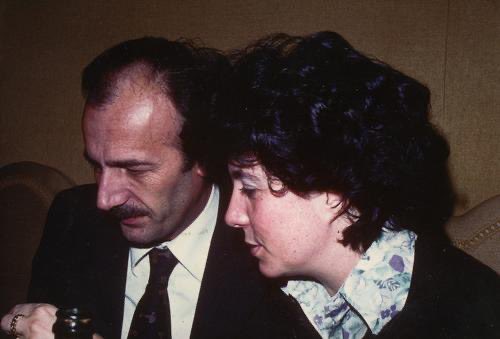paoloborrometi's tweet photo. Un uomo che scrive alla sua amata moglie una lettera da brividi. Sapeva che, facendo il proprio dovere, sarebbe stato ucciso. Eppure andò avanti.
Sono le parole che, l’avvocato Giorgio Ambrosoli, scrisse a sua moglie Anna poco tempo prima di essere ucciso.
Leggetele: penso che sia il miglior modo per ricordarlo nel giorni della sua uccisione (11 luglio 1979). Affinchè sia chiaro a tutti chi fosse Giorgio Ambrosoli. Un uomo che non ha mai ceduto ai ricatti.
L’avvocato Ambrosoli lasciò la sua amata moglie e tre piccolissimi figli, Umberto, Filippo e Francesca.
Anna carissima,
(…) è indubbio che, in ogni caso, pagherò a molto caro prezzo l'incarico: lo sapevo prima di accettarlo e quindi non mi lamento affatto perché per me è stata un'occasione unica di fare qualcosa per il paese.
Qualunque cosa succeda, comunque, tu sai che cosa devi fare e sono certo saprai fare benissimo. Dovrai tu allevare i ragazzi e crescerli nel rispetto di quei valori nei quali noi abbiamo creduto. Abbiano coscienza dei loro doveri verso se stessi, verso la famiglia nel senso trascendente che io ho, verso il paese, si chiami Italia o si chiami Europa. Riuscirai benissimo, ne sono certo, perché sei molto brava e perché i ragazzi sono uno meglio dell'altro. Sarà per te una vita dura, ma sei una ragazza talmente brava che te la caverai sempre e farai come sempre il tuo dovere costi quello che costi.
Giorgio
C'è da imparare, tanto.