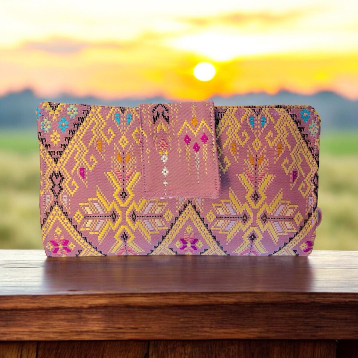 MAneeClutches's tweet photo. Intricate Design Diamond shapes wallet overall pattern highly detailed embroidered design wedding wallets https://t.co/8M5paOrnVc via @Etsy 

#Diamondshapes 
#smallerdiamond 
#Variousgeometric 
#inspiredbytraditional 
#culturalpatterns
#shimmeringeffect
#luxuriouswallets https://t.co/y3YI6PkVdN