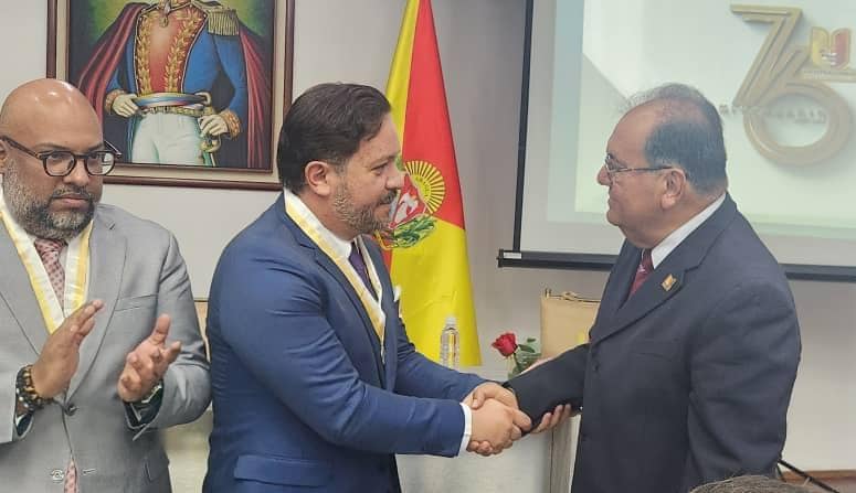 CEYaracuy's tweet photo. El contralor del estado #Yaracuy, Juan Vicente Gómez, asistió al acto central por el 76° Aniversario de la Contraloría de #Aragua, en donde le fue conferida la orden "Clodosbaldo Russián" Militante de la Esperanza en su única clase. https://t.co/qn1XAs6NlA