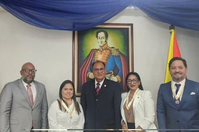 CEYaracuy's tweet photo. El contralor del estado #Yaracuy, Juan Vicente Gómez, asistió al acto central por el 76° Aniversario de la Contraloría de #Aragua, en donde le fue conferida la orden "Clodosbaldo Russián" Militante de la Esperanza en su única clase. https://t.co/qn1XAs6NlA
