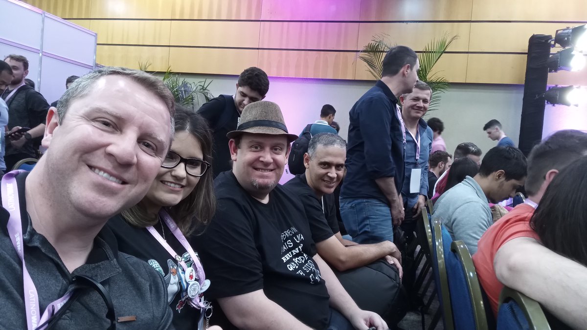 Tbt da #latinoware2022 junto com o grande artista Andre Noel.
Fiquei sabendo que as tirinhas do <a href="/ProgramadorREAL/">O Programador</a> estão voltando!

youtube.com/watch?v=OVlsIX…

#developerslife #webcomic #bolhadev
