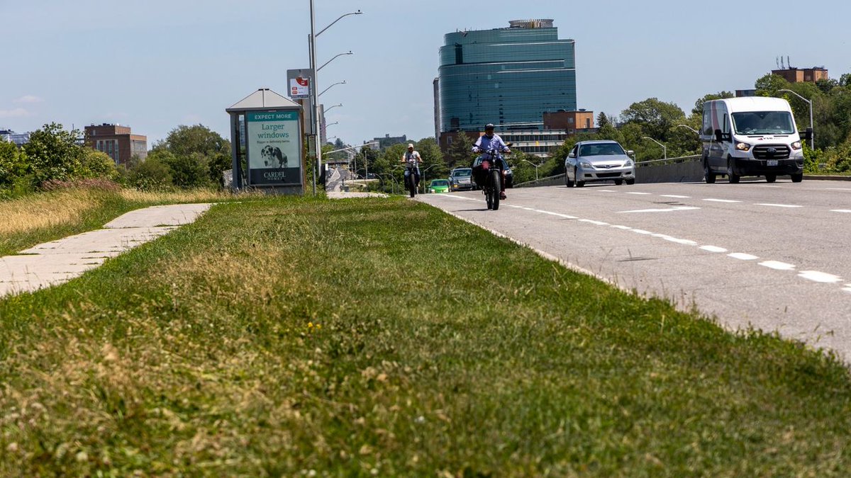 OttawaPolice's tweet photo. Please be mindful of others on the road and in traffic around you so everyone gets home safely. #sharetheroad
~
Sur la route, soyons conscients d'autrui afin que chacun puisse rentrer chez soi en sûreté. #partagelaroute https://t.co/VO3gt148Zs
