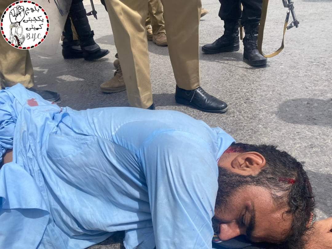 Manzbaloch1's tweet photo. کوئٹہ: جبری گمشدگی کے شکار ظہیر بلوچ کے اہل خانہ اور مظاہرین پر پولیس کا تشدد جاری ہے، جبکہ بیشتر پُرامن مظاہرین گرفتار کیے جا چکے ہیں۔ کوئٹہ پولیس اپنی فسطائیت اور تشدد کے عمل کو فوری طور پر روکے۔

⁦#ReleaseZaheerAhmed⁩ https://t.co/HCXWmOvcig
