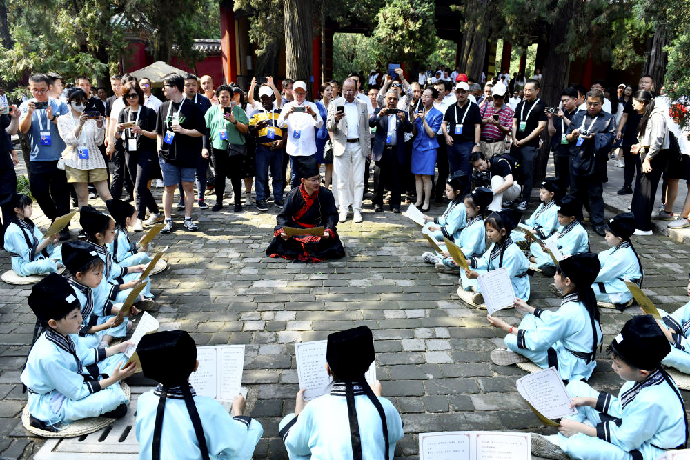 faxianshandong's tweet image. #Nishan⛰️, located in the southeast of #Qufu City, #Shandong Province, is the birthplace of ancient Chinese sage Confucius. Today, Qufu has become a sacred site for the inheritance and research of #Confucianism. Stepping into the ancient city of Qufu, you can immerse yourself in