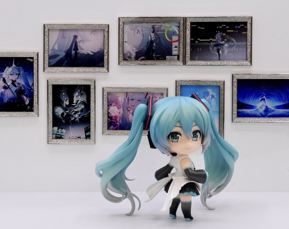 初音ミク 「今回の個展グッズの「額縁マグネット」についてご紹介します。 展示のコンセプトのひ」|Rellaのイラスト
