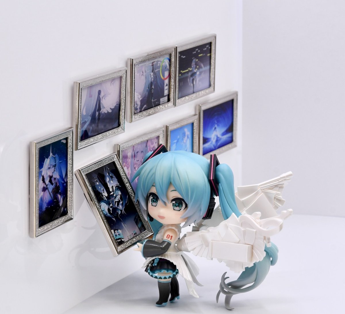 初音ミク 「今回の個展グッズの「額縁マグネット」についてご紹介します。 展示のコンセプトのひ」|Rellaのイラスト