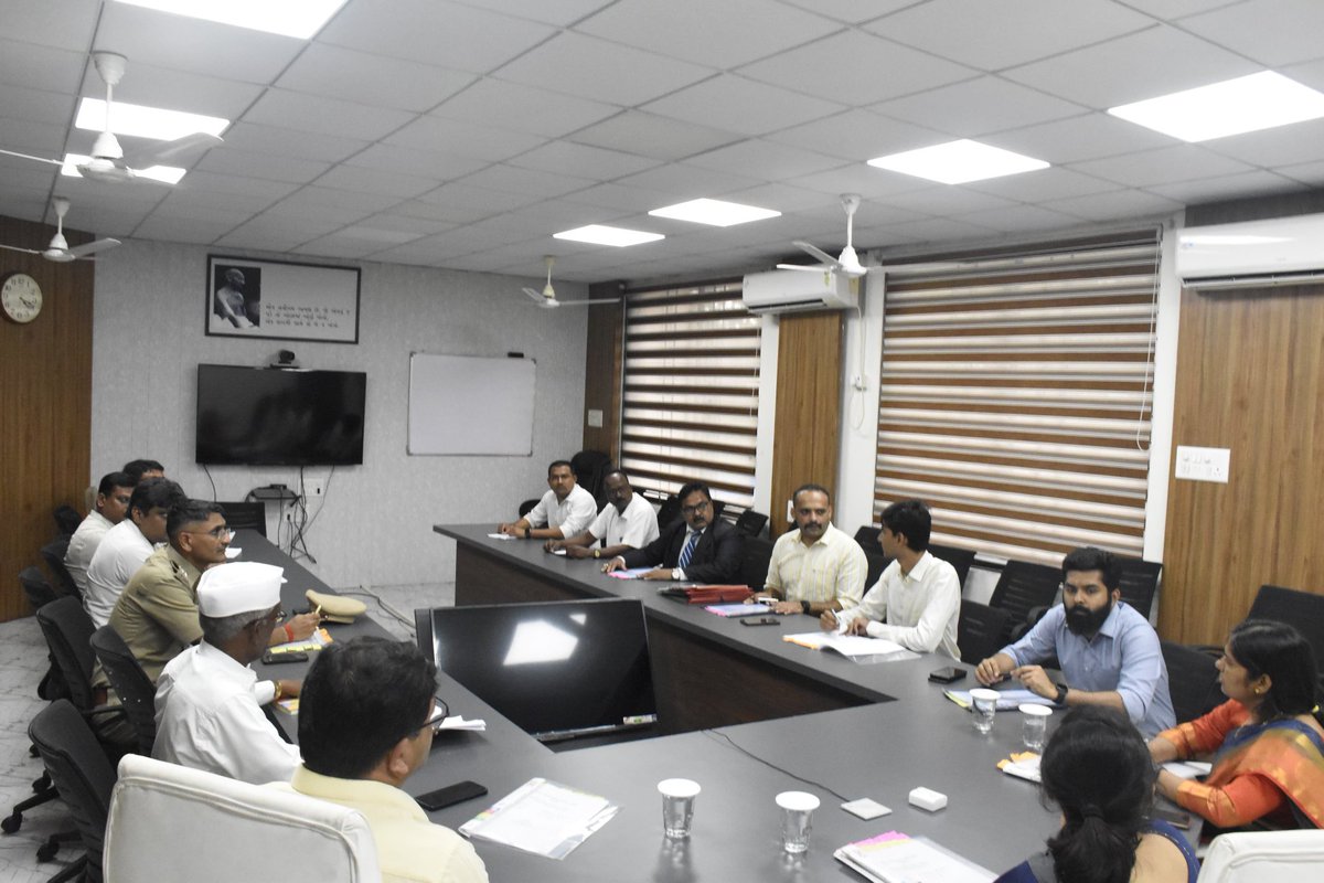 CollectorNav's tweet photo. આજરોજ આદિજાતિના ઈસમો પર થયેલ અત્યાચારના બનાવોની જિલ્લા તકેદારી અને મોનીટરીંગ સમિતિની બેઠક યોજાઈ.

@CMOGuj @InfoNavsariGoG https://t.co/JNt7SneQaS