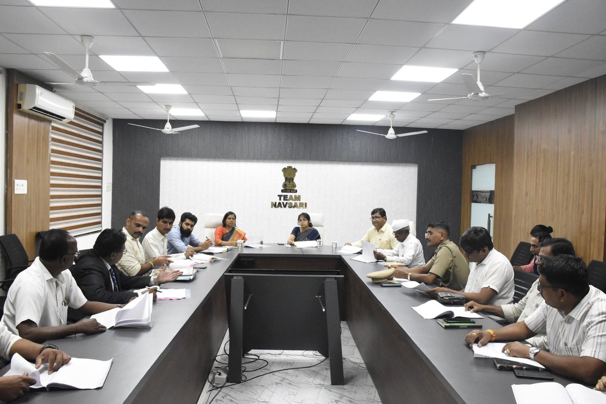 CollectorNav's tweet photo. આજરોજ આદિજાતિના ઈસમો પર થયેલ અત્યાચારના બનાવોની જિલ્લા તકેદારી અને મોનીટરીંગ સમિતિની બેઠક યોજાઈ.

@CMOGuj @InfoNavsariGoG https://t.co/JNt7SneQaS